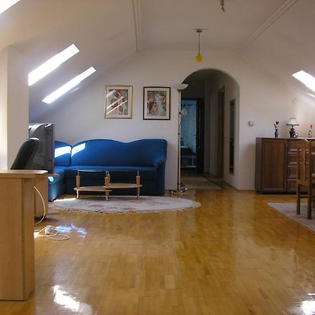 Suncano Potkrovje U Centru Apartamento Escópia Exterior foto