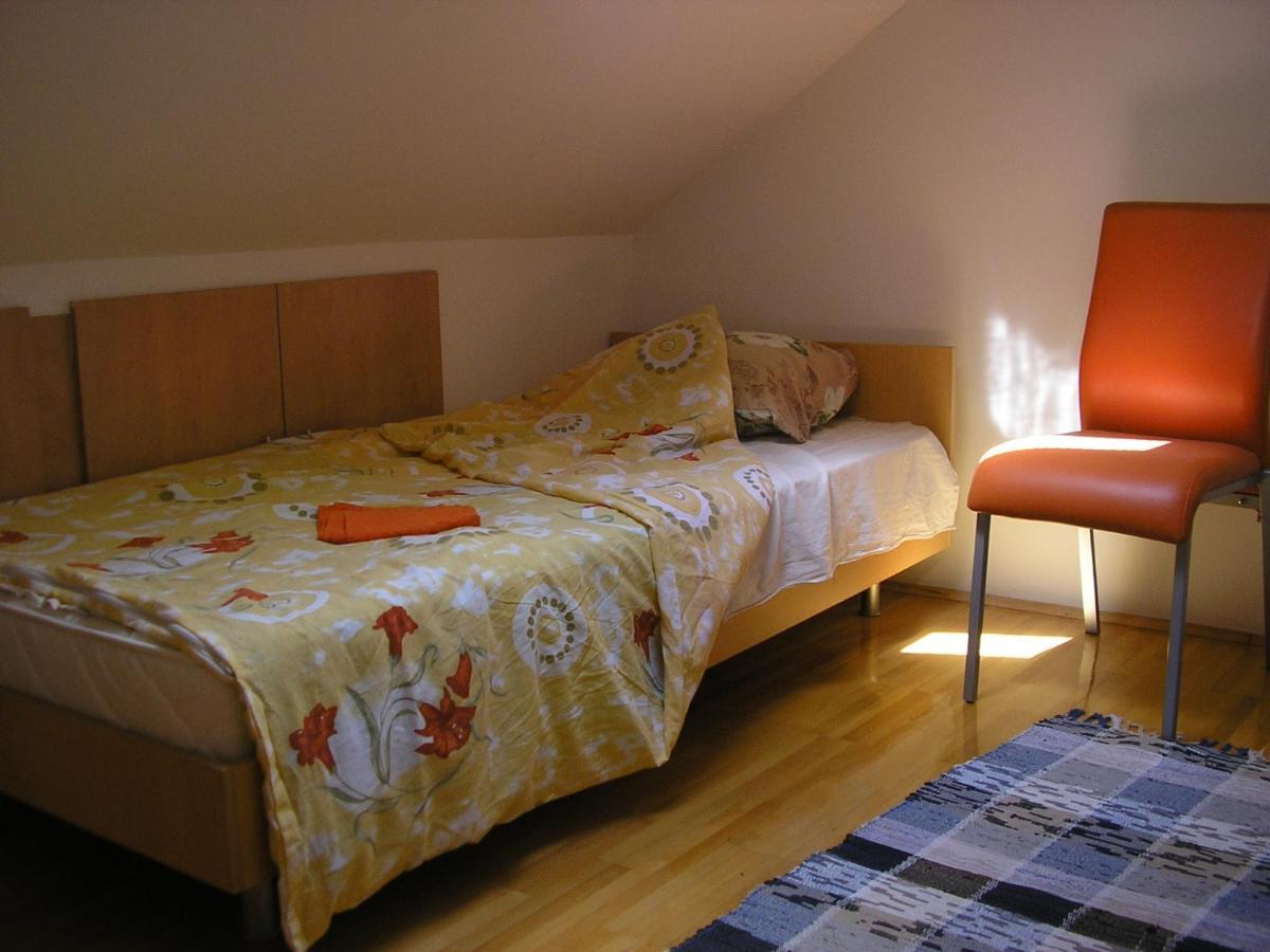 Suncano Potkrovje U Centru Apartamento Escópia Exterior foto
