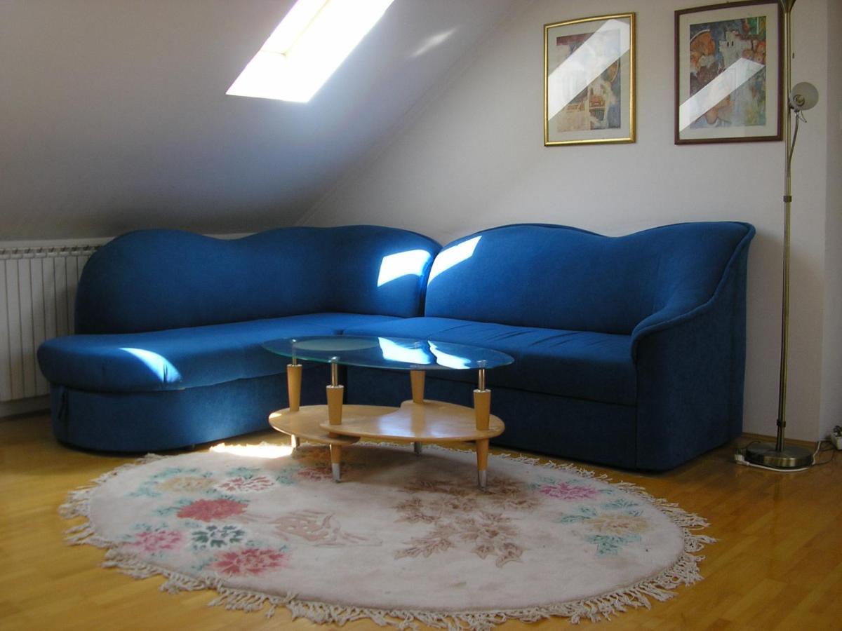 Suncano Potkrovje U Centru Apartamento Escópia Exterior foto
