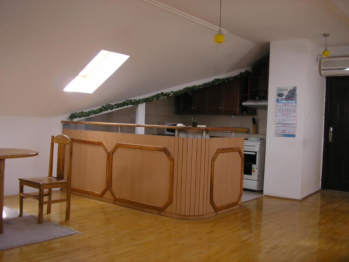 Suncano Potkrovje U Centru Apartamento Escópia Exterior foto